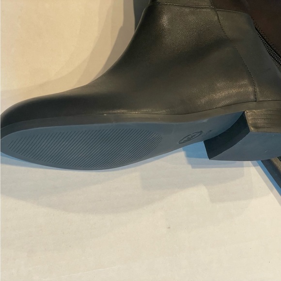 Women's Black Knee-High Boots - Picture 6 of 9